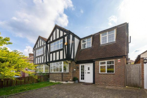 Barnet Serviced Accommodation - Elegant 5-Bedroom Home, Just a 7-Minute Stroll from High Barnet Station - Book Your Stay Today!